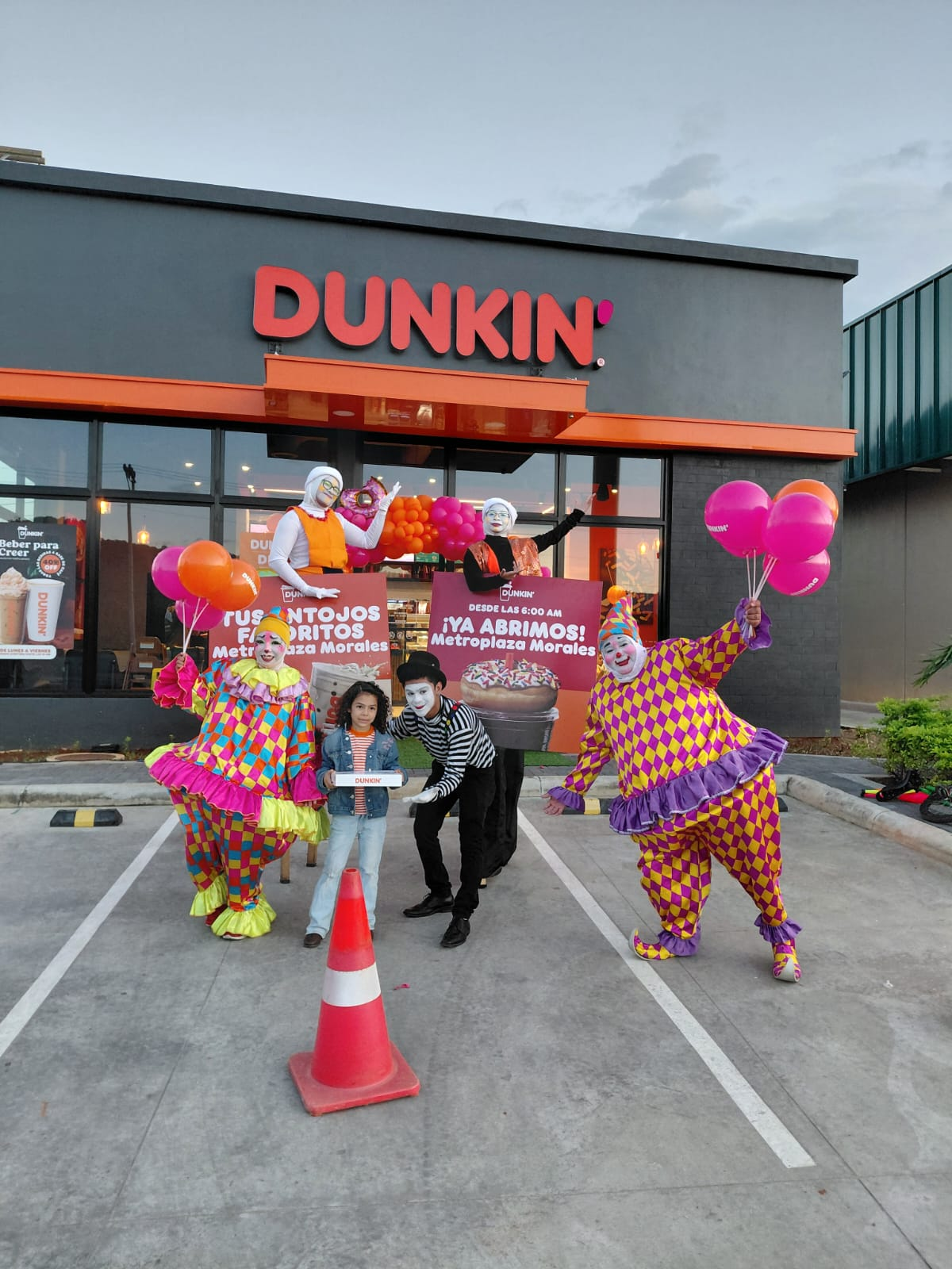 Payasos, mimos y zanquistas en una activación de Dunkin en Guatemala