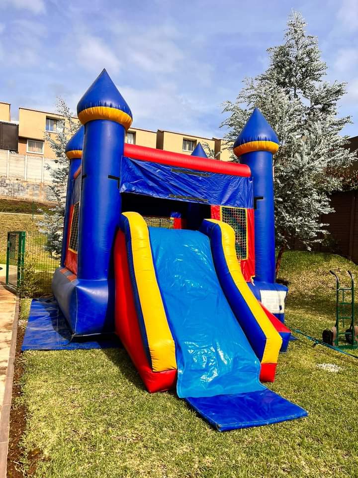 Juego inflable disponible para celebraciones
