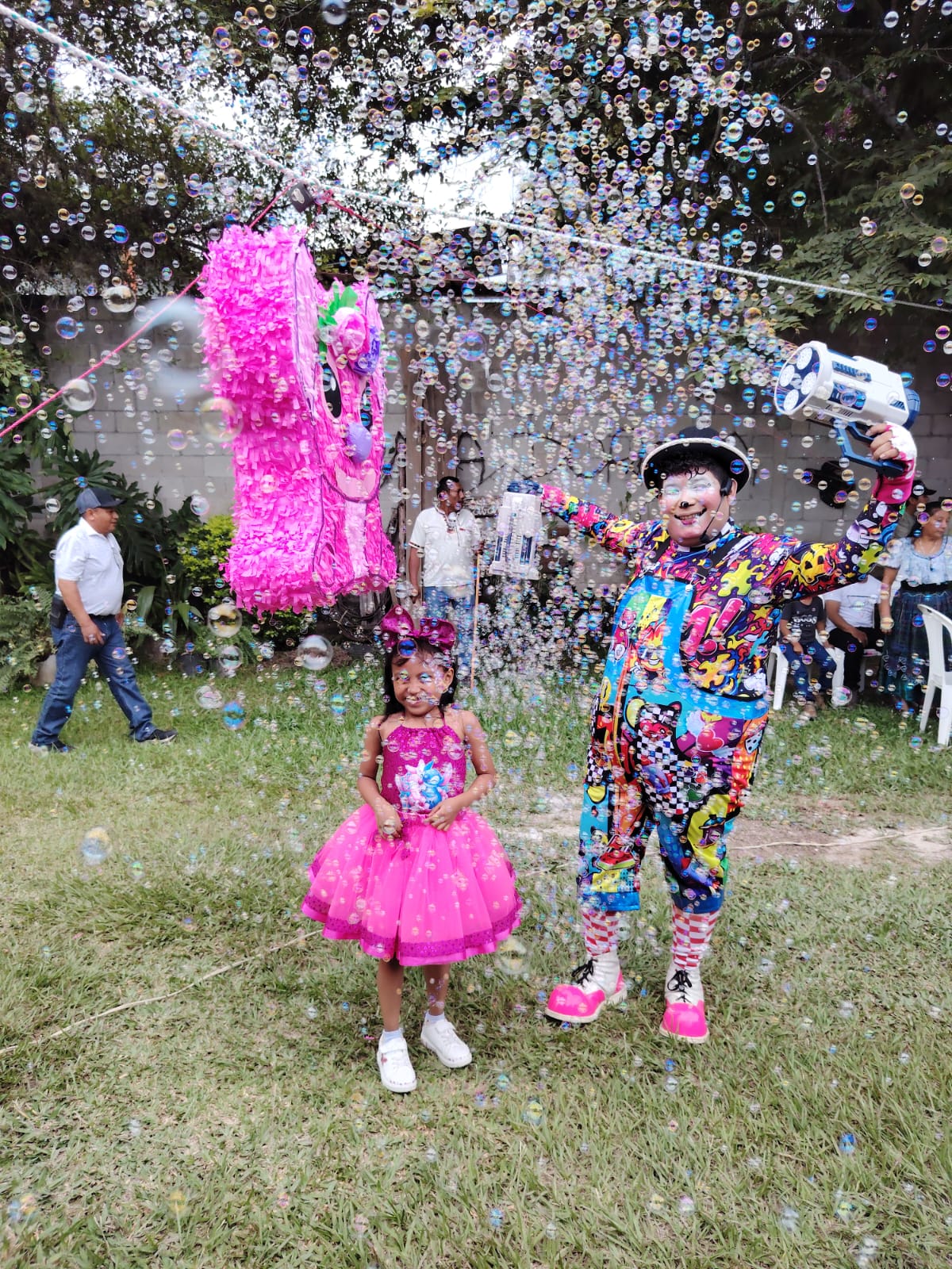 Payaso creando burbujas durante una celebración infantil